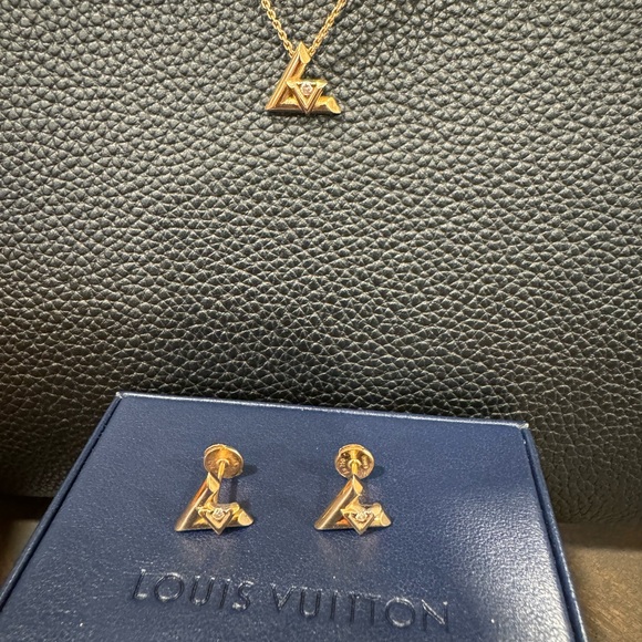 LV Volt pendant, gold, and diamond with gold chain. - Picture 12 of 15